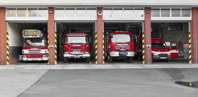 prostejov, Tjeckien 2017 - röda brandbekämpningsbilar parkerade i öppet garage av brandkåren