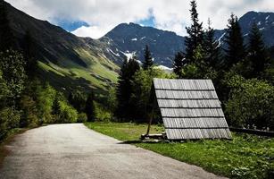 våren bergslandskap med en topp foto