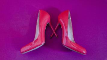 elegant klassisk skor närbild. ljus rosa hög heeled skor. rosa och violett bakgrund. foto