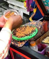 månljus kaka med en stänk av choklad och vit socker typisk av indonesiska javanese foto