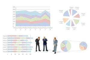 miniatyraffärsmän som står med diagram på en vit bakgrund foto