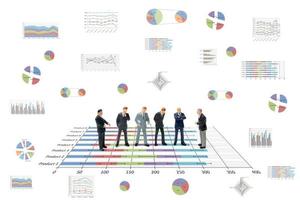 miniatyraffärsmän som står med diagram på en vit bakgrund foto