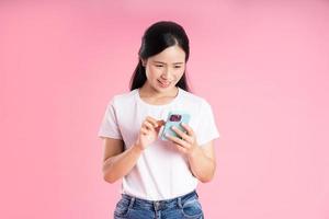 skön asiatisk flicka porträtt, isolerat på rosa bakgrund foto