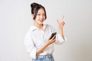 skön ung asiatisk affärskvinna porträtt på vit bakgrund foto