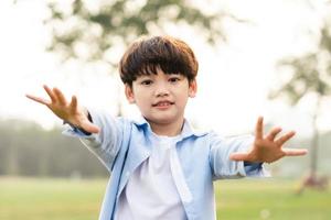 asiatisk pojke porträtt i de parkera foto
