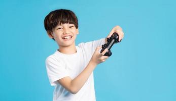 asiatisk pojke porträtt på blå bakgrund foto