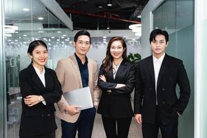 bild av en grupp av asiatisk affärsmän arbetssätt tillsammans på de företag foto