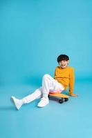 asiatisk pojke porträtt Framställ på blå bakgrund foto