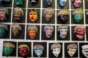 indonesien traditionell masker. stam- etnisk dekorativ ansikten. traditionell krigare element. ritual Tillbehör. kult symboler. traditionell ceremoniell . inföding souvenirer. topeng wayang foto