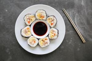 kimbap eller gimbap är koreanska rulla tillverkad från ångad vit ris och olika Övrig Ingredienser, detta mat från söder korea foto