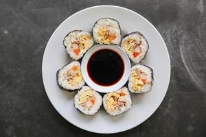 kimbap eller gimbap är koreanska rulla tillverkad från ångad vit ris och olika Övrig Ingredienser, detta mat från söder korea foto