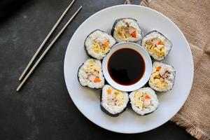 kimbap eller gimbap är koreanska rulla tillverkad från ångad vit ris och olika Övrig Ingredienser, detta mat från söder korea foto