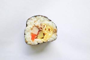 kimbap eller gimbap är koreanska rulla gimbap, kimbob tillverkad från ångad vit ris bap och olika Övrig Ingredienser, detta mat från söder korea foto