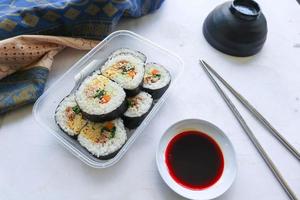 kimbap eller gimbap är koreanska rulla gimbap, kimbob tillverkad från ångad vit ris bap och olika Övrig Ingredienser, detta mat från söder korea foto