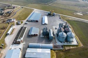 antenn se av agroindustriell komplex med silos och spannmål torkning linje foto