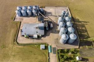 antenn se av agroindustriell komplex med silos och spannmål torkning linje foto