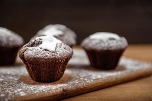 chokladmuffins på träplattan foto