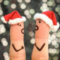 fingrar konst av par firar jul. begrepp av en man och kvinna skrikande på varje Övrig i ny år. foto