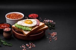 utsökt näringsrik engelsk frukost med friterad ägg, tomater och avokado foto