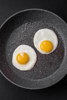 utsökt näringsrik engelsk frukost med friterad ägg och tomater foto