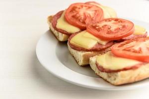 varma smörgåsar med tomater foto