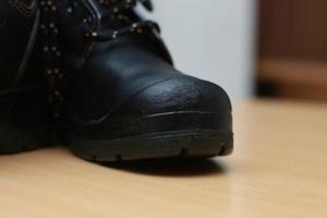 detaljerad Foto av en par av säkerhet skor för arbete. arbete skyddande Utrustning begrepp Foto.