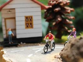 en stänga upp av en miniatyr- figur av en cyklist hälsning Övrig människor. social Foto begrepp.
