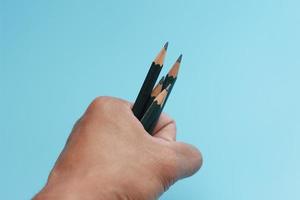 en stänga upp av en knippa av pennor i hand foto