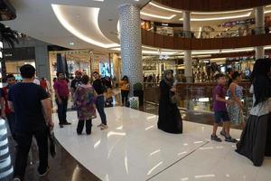 dubai, uae - augusti, 14 2017 - människor uppköp på dubai köpcenter foto