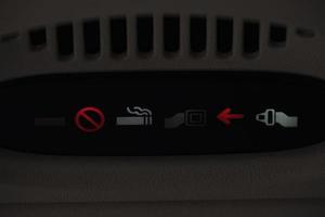 Nej rökning och fästa sittplats bälte tecken i de flygplan foto