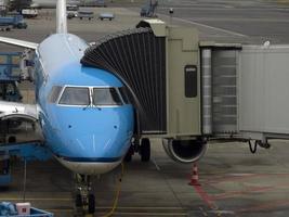 tillgång landgång till de flygplan tunnel från terminal till plan foto