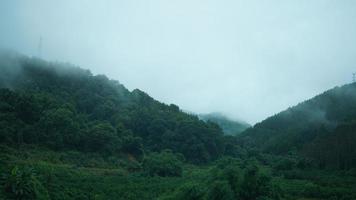 de skön bergen se med de dimma under de regnig dag foto