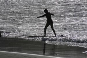 ung idrottare praktiserande de vatten sport av surfing foto