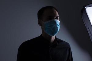 man i en skyddande mask, de h1n1 virus foto
