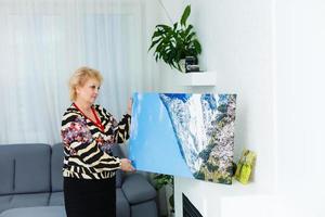 Foto duk. blond äldre kvinna känsla motiverad medan tar Foto duk