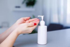 anti bakteriell ombud flaska för hand tvättning foto