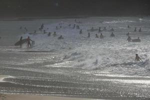 ung idrottare praktiserande de vatten sport av surfing foto