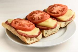 varma smörgåsar med tomater foto