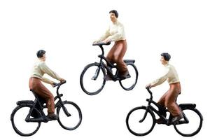 miniatyrfigur som cyklar isolerad på en vit bakgrund foto
