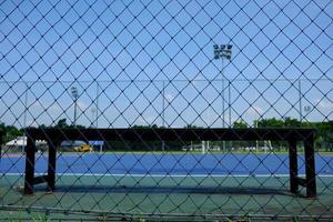 trä- bänk sittplats i futsal domstol bakgrund. foto