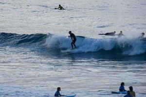 ung idrottare praktiserande de vatten sport av surfing foto