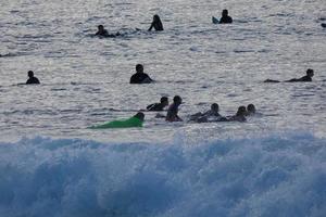 surfa skola på ett hav strand foto