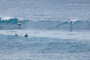 ung idrottare praktiserande de vatten sport av surfing foto