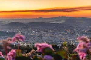 Översikt av de stad av braga Portugal, under en skön solnedgång. foto