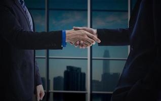 affärsmän som ger handslag, framgångsrika förhandlingar och avtal foto