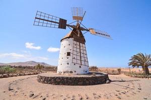 traditionell väderkvarn på tenerife foto