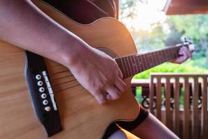 person som trummlar på en gitarr foto