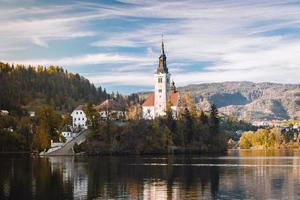 sjön blödde i de alpina bergen foto