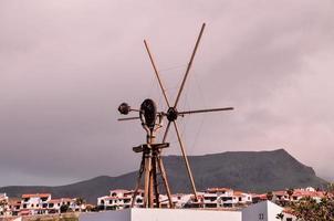 vind propeller atop de byggnad - Spanien 2022 foto