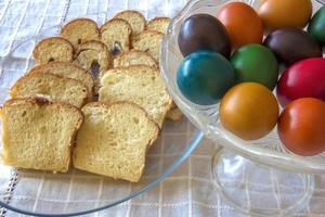 påsk traditionell bröd och färgrik påsk ägg i en tallrik på de tabell foto